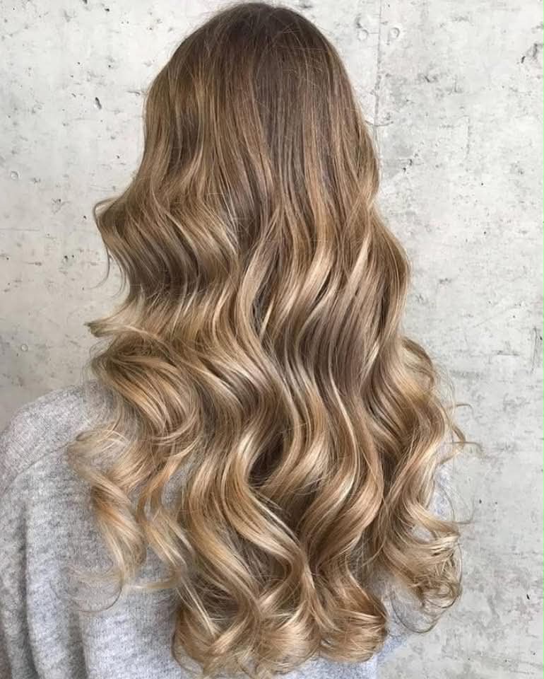 Mézszőke balayage, hosszú hullámos