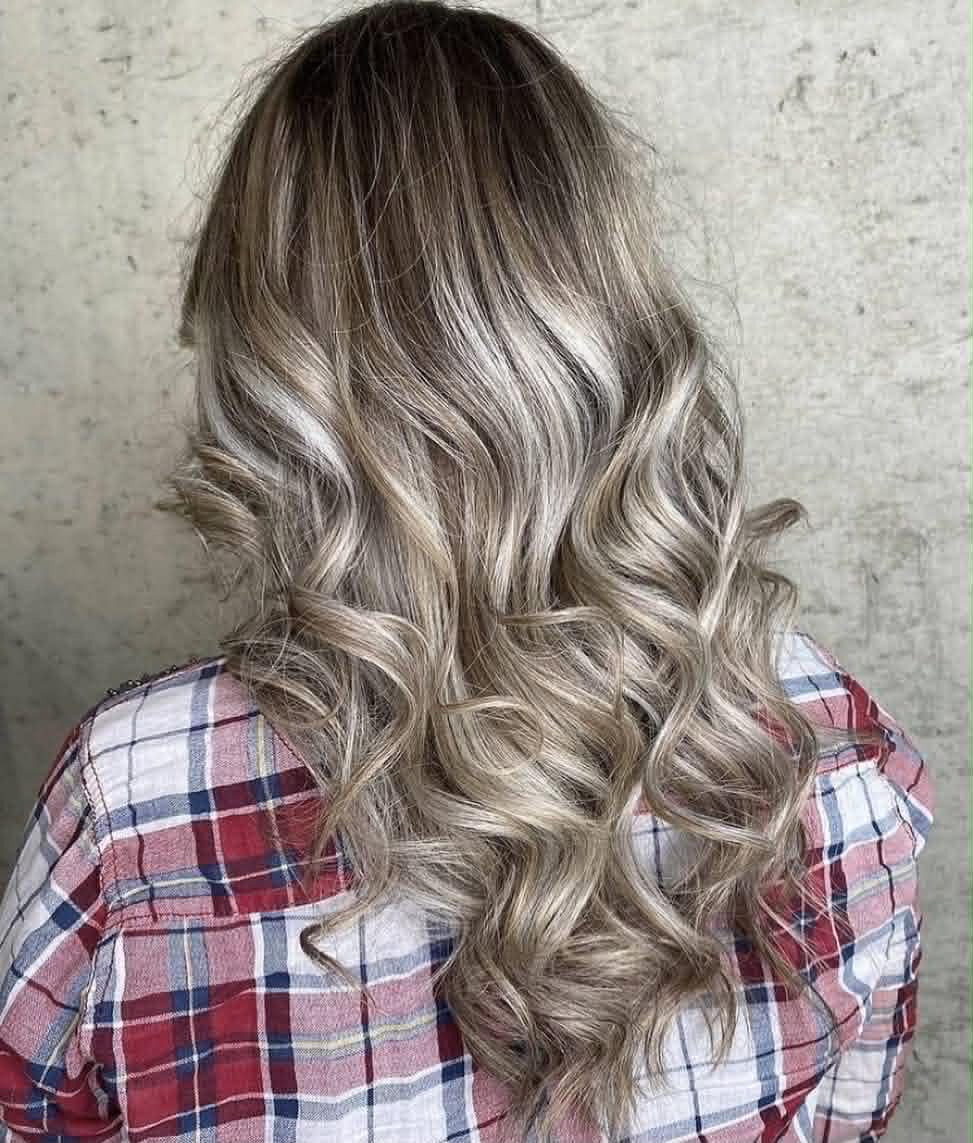 Szőke balayage, dús loknik