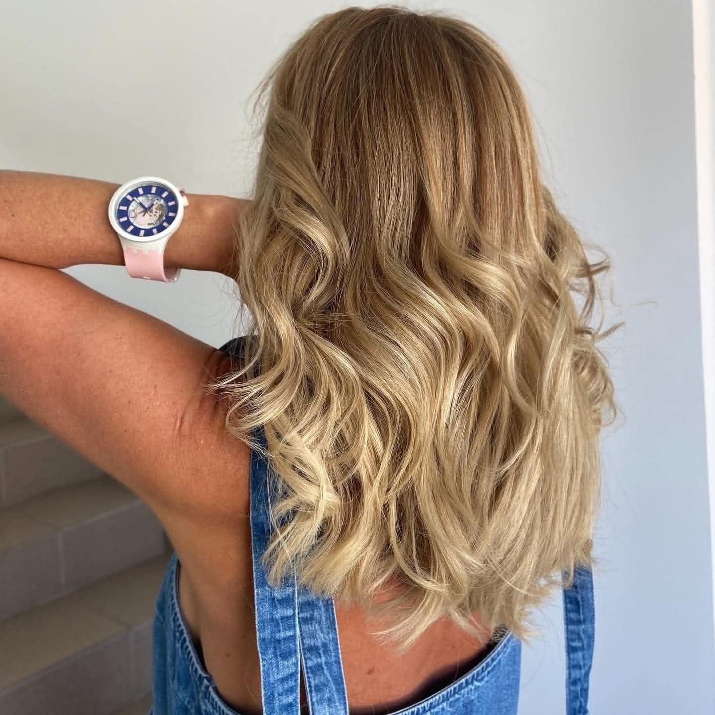 Szőke hullámos balayage